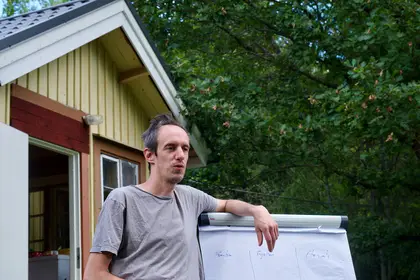 Nick leaning on the board and teaching about FSE - photo by Gergő Szász