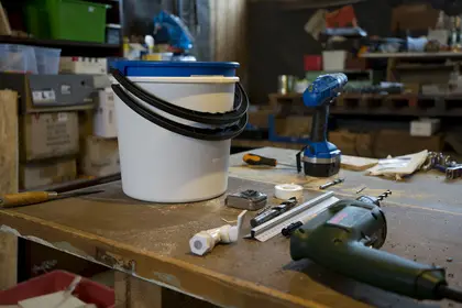 Materials and tools in order to produce a Bokashi bucket