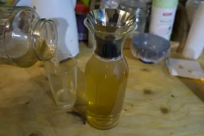 06 - pouring the finished kombucha into a jar